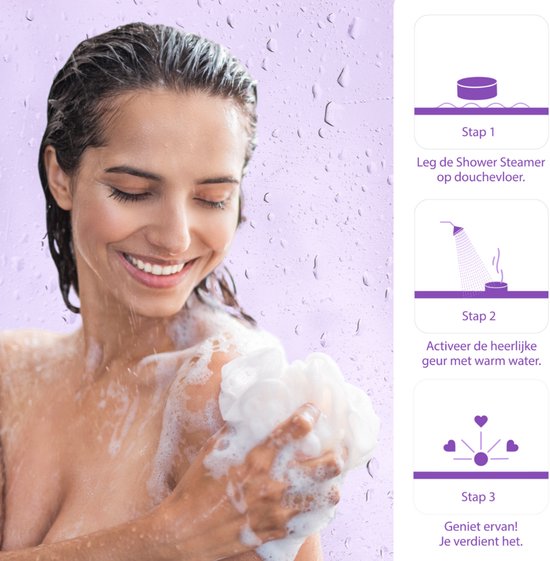 Vrolijke vrouw in de douche, wast zich met een douche steamer. Instructies: Stap 1: Leg de steamer op de vloer. Stap 2: Activeer de geur met warm water. Stap 3: Geniet.