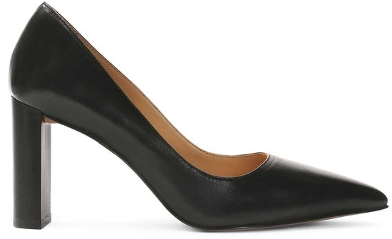 Escarpins noirs sur un poteau