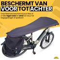 Grijze hoes over een groene e-bike, van stuur tot bagagedrager.