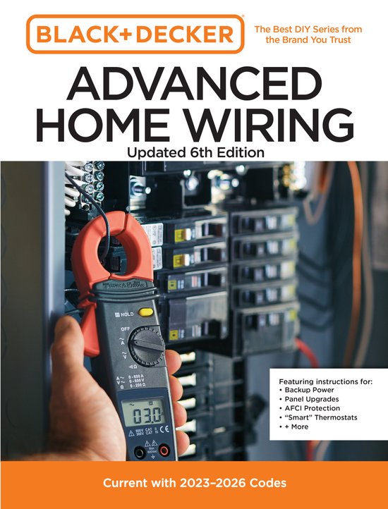 Grijze meettang met oranje bek en een hand die de tang vasthoudt, voor een elektrische schakelkast. Tekst: Black+Decker Advanced Home Wiring.