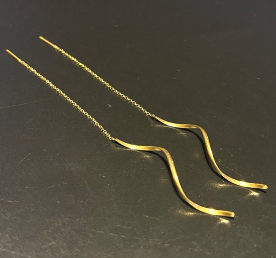 Gouden, golvende spiraal threader oorbellen met fijne gouden kettingen.