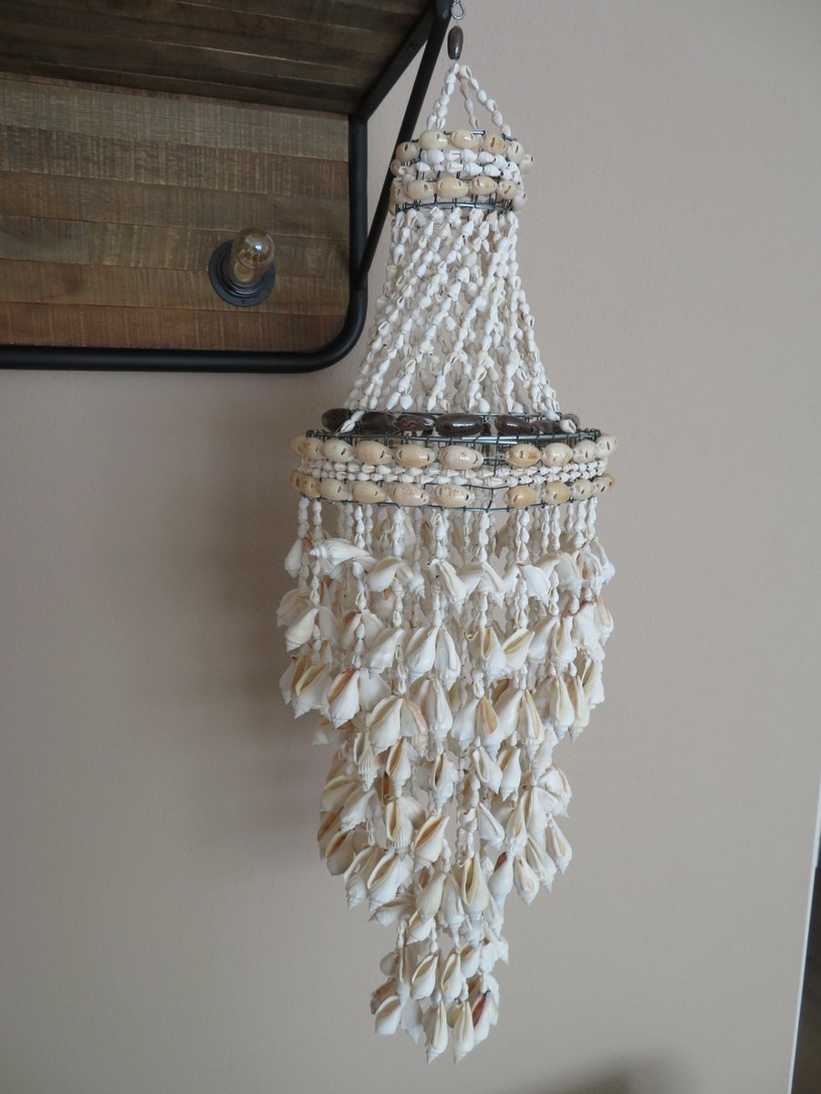 Hanger percing - natuurlijke lamp - decoratieve lamp - handgemaakte lamp - bohemian - woondecoratie - ambachtelijke lamp - stijlvolle hanglamp - handwerk uit Indonesië - lamp met schelpen - elegante lamp - boho lamp - decoratie -