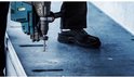 Bosch SDS plus-7X hamerboor, 20 mm, wordt gebruikt om in een betonnen vloer te boren.