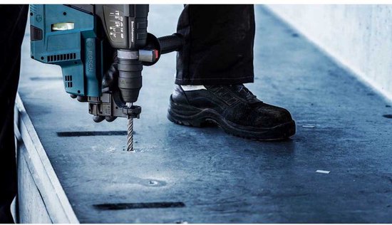 Bosch SDS plus-7X hamerboor, 20 mm, wordt gebruikt om in een betonnen vloer te boren.