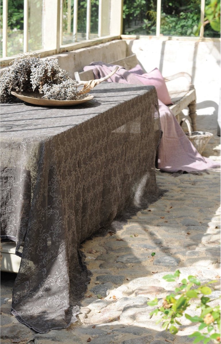 Tafellaken | Camille - Geborduurde Voile - Golvende Randen & Velvet Linten - Bruin - 180x320 cm - Pimlico