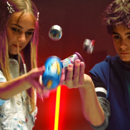 Bizak Spinner Mad 2 Arena De Combate – Juego De Peonzas Con Giroscopio, 6 Diseños Coleccionables, Incluye Arena Para Batallas – +5 Años