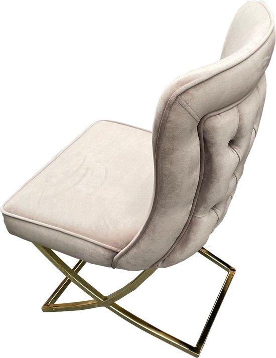 Taupe fluwelen eetkamerstoel met geknoopt detail op de rug en een glanzend goudkleurig X-vormig onderstel.
