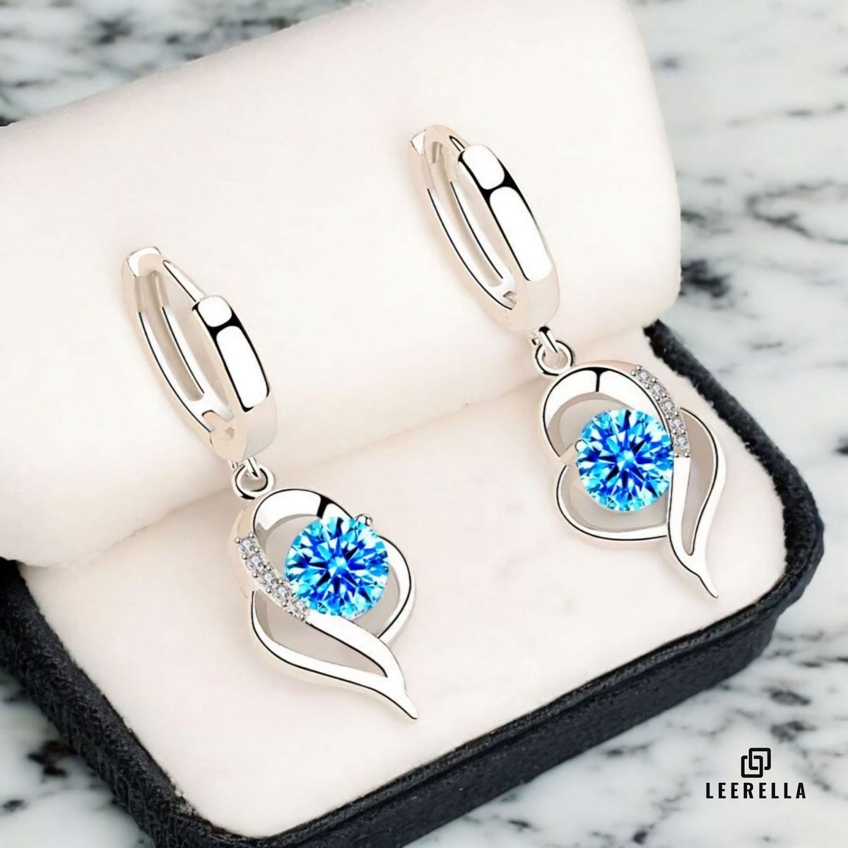 Leerella Dames Oorbellen | Zilverkleurig | Oorringen met Blauw Zirkonia Steentje | Perfect Cadeau voor Moederdag, Verjaardag & Valentijnsdag