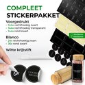 Een stickerpakket voor kruidenpotjes met voorgedrukte en blanco stickers. Een witte krijtstift en een kruidenpotje met kurkuma op de voorgrond.