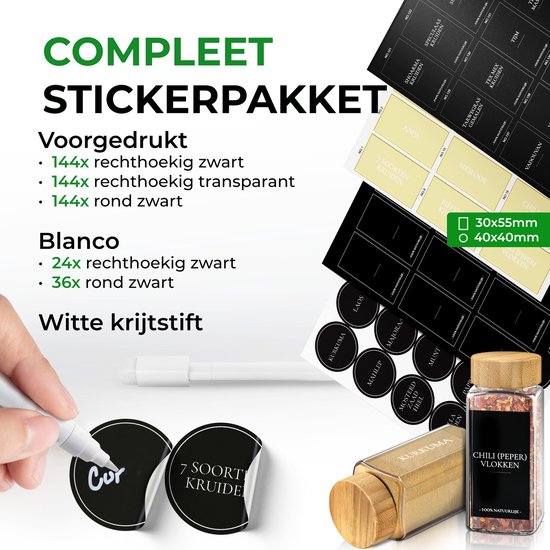 Een stickerpakket voor kruidenpotjes met voorgedrukte en blanco stickers. Een witte krijtstift en een kruidenpotje met kurkuma op de voorgrond.