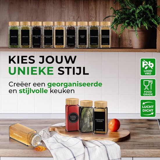 Een glazen kruidenpotje met kurkuma op zijn kant, naast drie rechtopstaande potjes: paprikapoeder, laurierblad en knoflookpoeder.