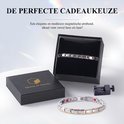 Zilverkleurige en gouden schakelarmband in een geschenkverpakking, met losse armband en tool op de achtergrond.