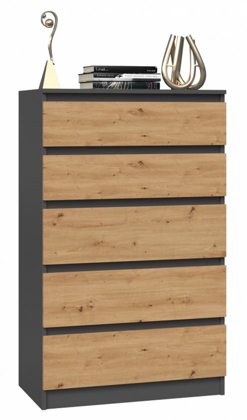 Ladekast met 5 laden met een donkergrijs frame en houten fronten. Bovenop staan boeken, een sculptuur en een vaas.