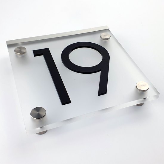 Huisnummer 19 op een vierkant, matglazen bord, zilveren bevestigingen, schuine weergave.