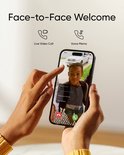 Telefoon met video-oproep naar meisje bij voordeur. Opties: Live Video Call, Voice Memo. Tekst: Face-to-Face Welcome.