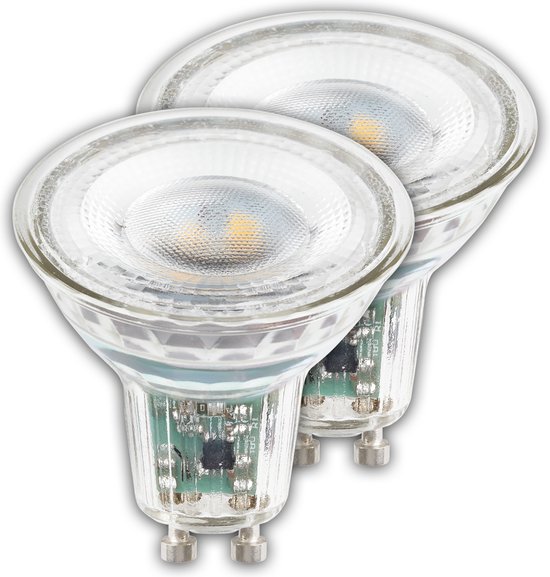 Twee GU10 LED-lampen met glazen kap en zilveren fitting, geïsoleerd op een witte achtergrond.