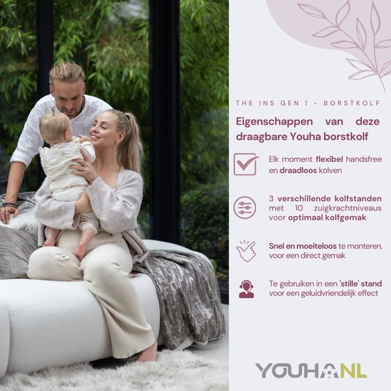 Een koppel met hun baby op een bank, met een Youha borstkolf-flyer ernaast.