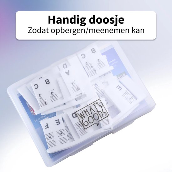 Een doorzichtig doosje met witte stickers voor pianotoetsen, met muzieknoten en letters. Op de voorkant "WHAT'S GOODS".