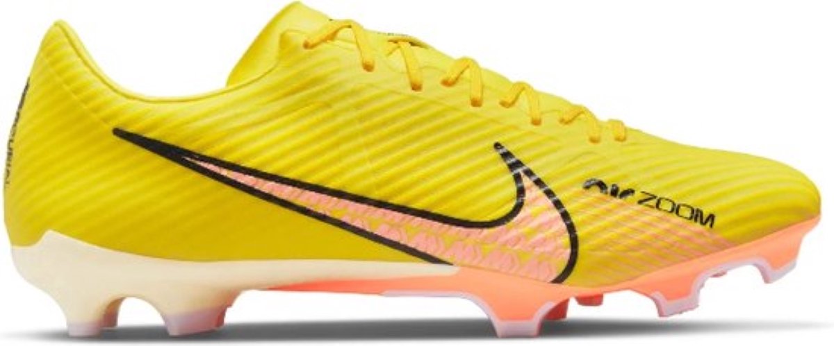 Nike Voetbalschoen Zoom Vapor 15 Academy FG/MG in felgeel, maat 47.5, met zwarte en roze details.