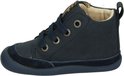 Donkerblauwe leren veterschoen met suède accenten en beige voering.