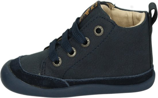 Donkerblauwe leren veterschoen met suède accenten en beige voering.