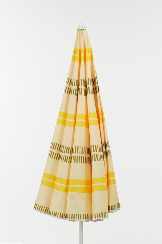 Gele parasol met horizontale banen in geel en donkergroene strepen, dichtgevouwen.