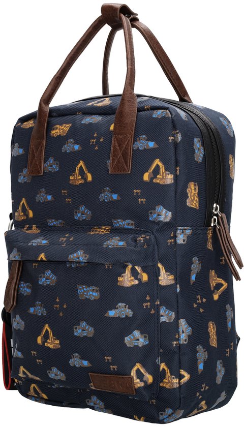 Sac à dos bleu foncé avec imprimé all-over de véhicules de construction bleus et jaunes et détails marron, vu de trois-quarts.