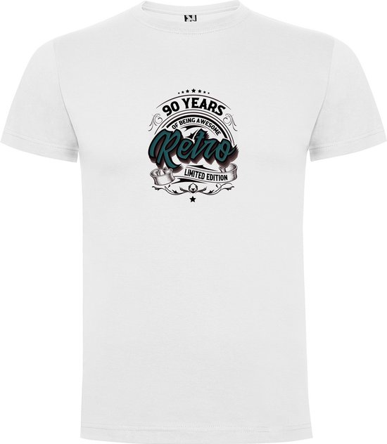 Wit T-Shirt met “Kleurrijke 90 Years of being Awesome Retro Limited edition - Verjaardag – Good Vibes “ Print Full Color Maat S