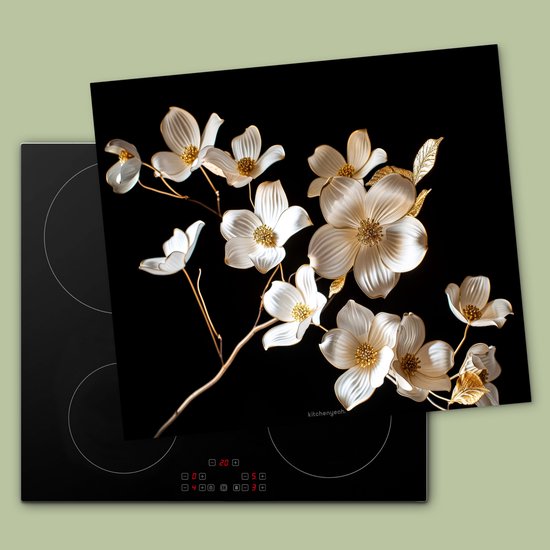 Glazen snijplank met witte en gouden bloemen, geplaatst op een inductiekookplaat.