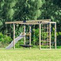 Grasveld met een houten speeltoestel met glijbaan, schommel, klimnet en monkey bars.