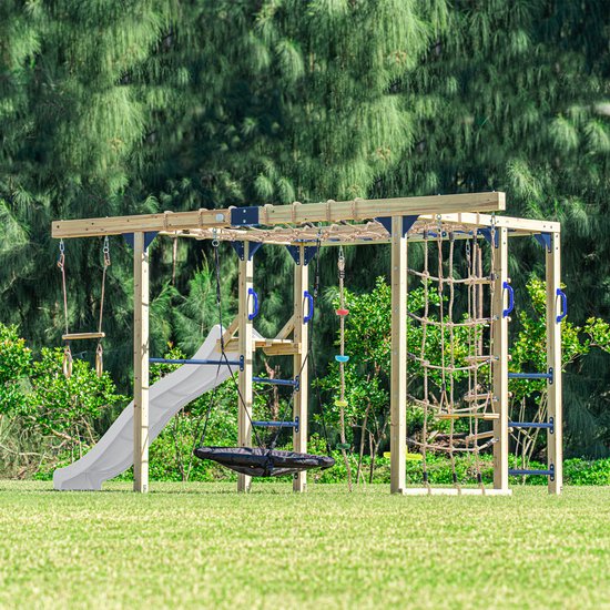 Grasveld met een houten speeltoestel met glijbaan, schommel, klimnet en monkey bars.
