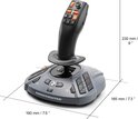 Grijze Thrustmaster joystick met afmetingen op de verpakking.