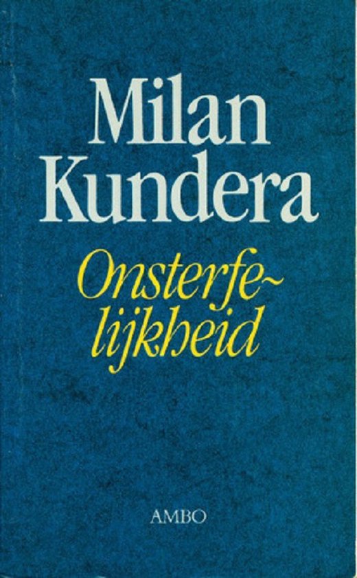 Boek 'Onsterfelijkheid' van Milan Kundera, met gele tekst op een blauw effen omslag.