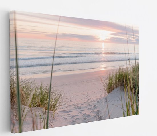 Toile d'un coucher de soleil sur la plage avec des herbes des dunes et des empreintes de pas dans le sable.