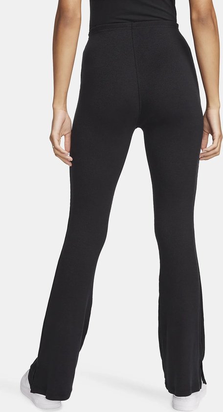 Zwarte Nike sportbroek met split aan de onderkant van de pijpen, gezien vanaf de achterkant.