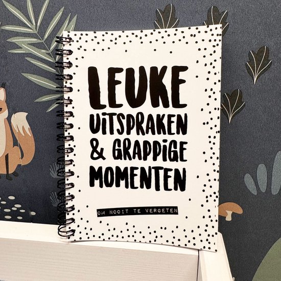 Invulboekje 'Leuke uitspraken & grappige momenten' op kinderbehang met vos en paddenstoel.