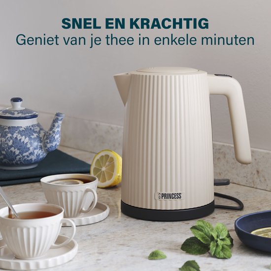 Beige Princess waterkoker met ribbelpatroon, naast een theepot en kopjes met thee.