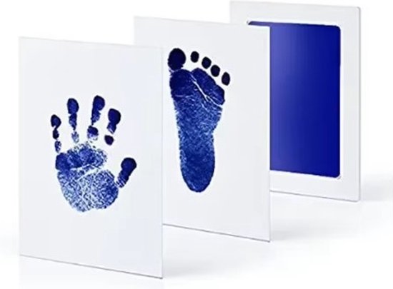 Blauwe hand- en voetafdruk op witte kaarten, naast een blauw inktkussen.