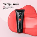 Zwarte tube Miss Jules polygel in Diva Red, liggend op rode gel.