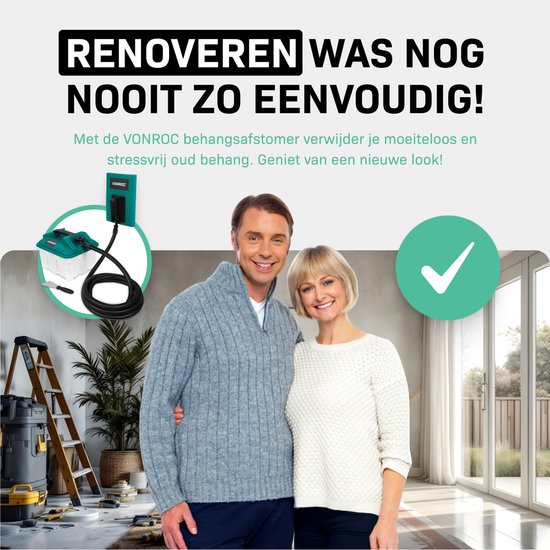 Vrolijk stel in een woonkamer, met een behangafstomer en klusspullen op de achtergrond.