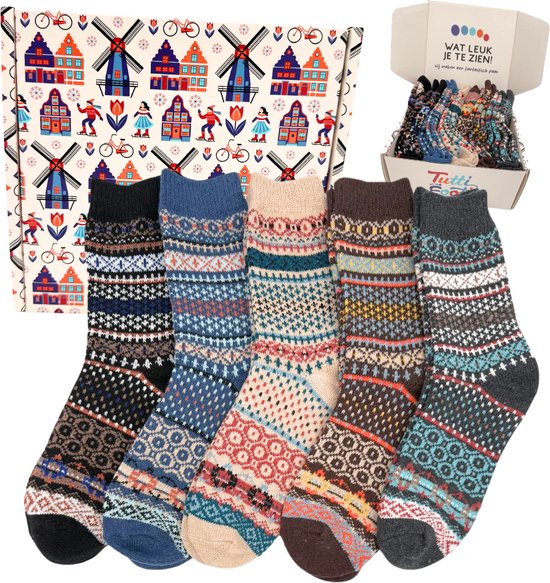 Vijf paar dames/heren sokken met Nordic-patronen in zwart, blauw, beige, bruin en grijs, in een doos met Hollandse afbeeldingen.