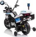 Elektrische politiemotor in wit met blauwe striping, 'POLIZEI'-opschrift en een blauwe zwaailamp. De motor heeft opbergboxen en zijwieltjes.