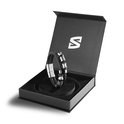 Gevlochten zwarte armband met zilverkleurige buisjes en kralen in een SERASAR geschenkverpakking.