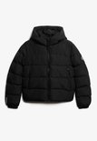Zwarte pufferjas met capuchon, met ritssluiting en Superdry logo op de mouw.