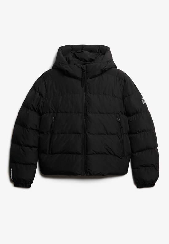 Zwarte pufferjas met capuchon, met ritssluiting en Superdry logo op de mouw.
