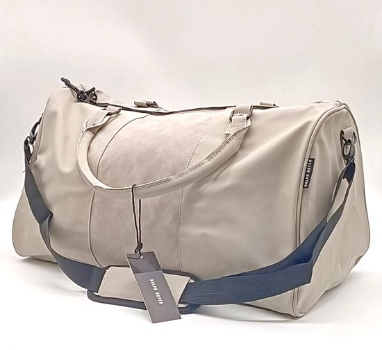 Ralph Boyer reistas in taupe met een suède-look paneel, een afneembare schouderband en de tekst "RALPH BOYER".