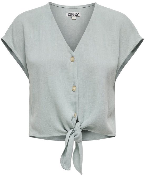 Lichtblauwe ONLY blouse met knoopdetail aan de voorkant, V-hals en korte mouwen.