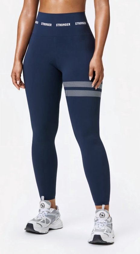 Donkerblauwe sportlegging met 'STRONGER' op de tailleband en twee horizontale zilveren strepen op de linkerbil.