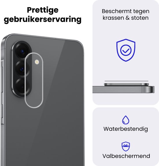 Donkergrijze telefoon met drie lenzen, bedekt met een doorzichtige camerabeschermer.