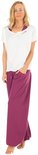 Model in witte off-shoulder top met 'Winshape' logo en paarse wijde broek.